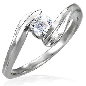 Snubní prsten se zirkonem uchyceným mezi konci prstenu - Velikost: 55