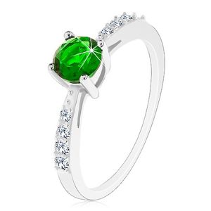 Stříbrný 925 prsten, lesklá ramena vykládaná čirými zirkonky, zelený zirkon - Velikost: 58