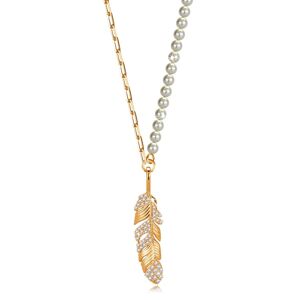 Stříbrný náhrdelník 925 - měděná barva, bílé sladkovodní perly, pírko se zirkony