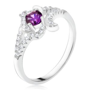Stříbrný prsten 925, fialový kamínek, zakroucená zirkonová ramena - Velikost: 54