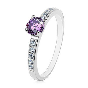 Stříbrný prsten 925, kulatý zirkon fialové barvy, čiré zirkony na ramenech - Velikost: 55