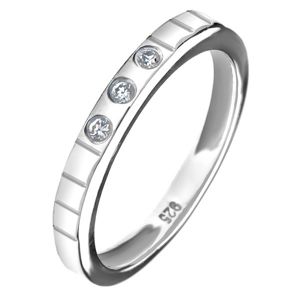 Stříbrný prsten 925 - tři vsazené zirkony, gravírované linky - Velikost: 58