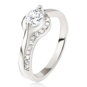 Stříbrný prsten, okrouhlý čirý kamínek, zaoblená ramena, zirkonky - Velikost: 68
