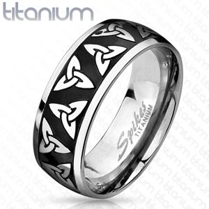 Titanový prsten stříbrné a černé barvy, lesklé okraje, keltské symboly, 8 mm - Velikost: 64