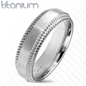 Titanový prstýnek ve stříbrném odstínu - středový matný pás, vroubkované okraje, 6 mm - Velikost: 57