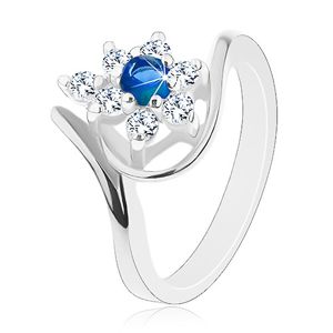 Třpytivý prsten ve stříbrném odstínu, tmavomodrý zirkon, čiré lupínky - Velikost: 55