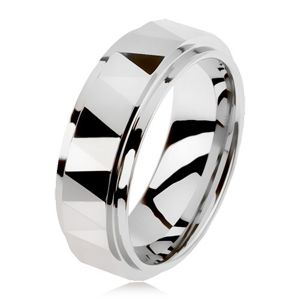 Wolframový broušený prsten stříbrné barvy, trojúhelníky, vyvýšený středový pás - Velikost: 62