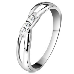 Zlatý 14K prsten - tři kulaté diamanty čiré barvy, rozdělená ramena, bílé zlato - Velikost: 60