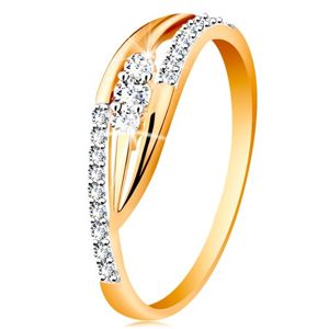 Zlatý prsten 585 - lesklá zahnutá ramena, třpytivé pásy a tři zirkony - Velikost: 52