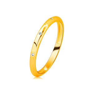 Zlatý prsten ze 14K zlata - tři zirkony čiré barvy, zrcadlově lesklý a hladký povrch - Velikost: 51
